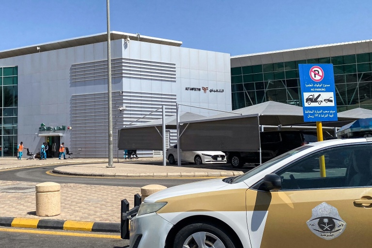 Un véhicule de sécurité garé devant l'aéroport de Tabuk en Arabie saoudite, le 30 septembre 2026