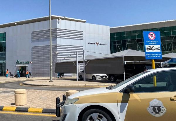 Un véhicule de sécurité garé devant l'aéroport de Tabuk en Arabie saoudite, le 30 septembre 2026