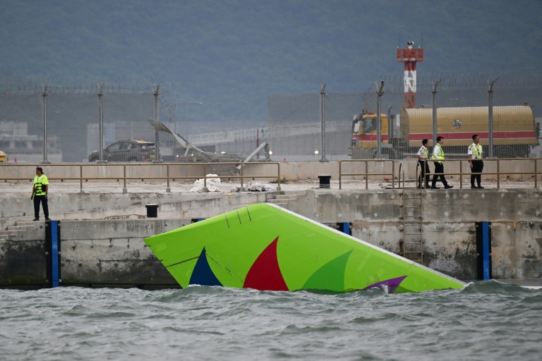 La queue d'un avion cargo Boeing dans l'eau après être sorti de piste lors de son atterrissage à l'aéroport international de Hong Kong, le 20 octobre 2025