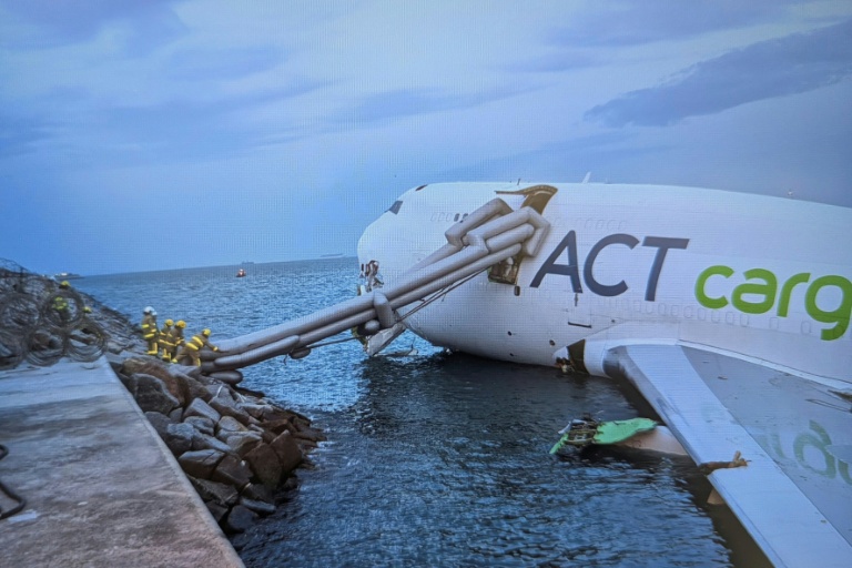 Photo diffusée le 20 octobre 2025 par l'Autorité aéroportuaire de Hong Kong montrant un avion cargo Boeing après êter sorti de piste lors de son atterrissage sur la piste nord de l'aéroport international de Hong Kong