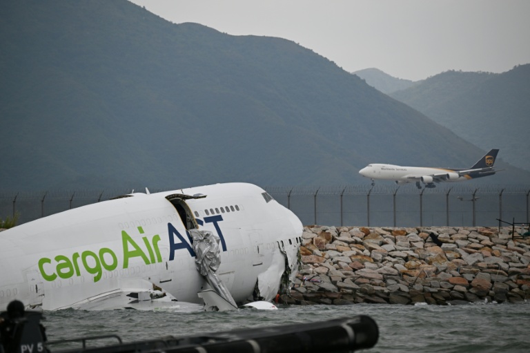 Un avion cargo Boeing dans l'eau après être sorti de piste lors de son atterrissage à l'aéroport international de Hong Kong, le 20 octobre 2025