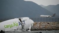 Un avion cargo Boeing dans l'eau après être sorti de piste lors de son atterrissage à l'aéroport international de Hong Kong, le 20 octobre 2025