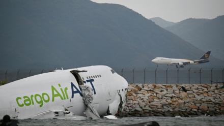 Un avion cargo Boeing dans l'eau après être sorti de piste lors de son atterrissage à l'aéroport international de Hong Kong, le 20 octobre 2025