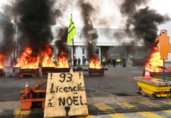 Des palettes brûlent devant l'usine Brandt où sont rassemblés des employés, le 11 décembre 2025 à Vendôme, dans le Loir-et-Cher