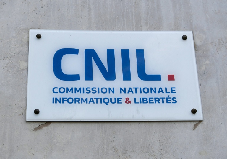 Un collier dopé à l'intelligence artificielle (IA), objet d'une campagne publicitaire massive, suscite de multiples interrogations et a conduit à une saisine de la Cnil sur le respect des données