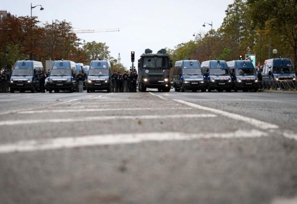 Des fourgons de gendarmerie et de police sont stationnés porte de Vincennes à Paris le 24 octobre 2026 