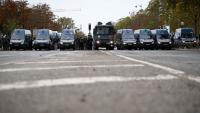 Des fourgons de gendarmerie et de police sont stationnés porte de Vincennes à Paris le 24 octobre 2026 