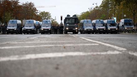 Des fourgons de gendarmerie et de police sont stationnés porte de Vincennes à Paris le 24 octobre 2026 