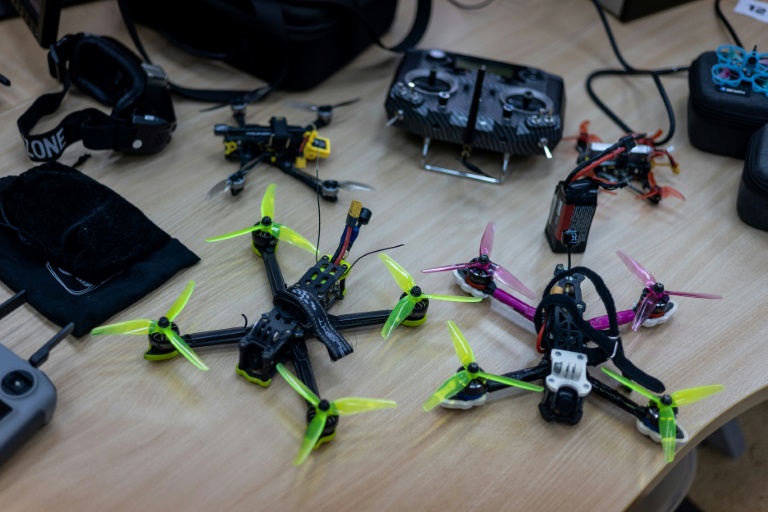 Différents types de drones photographiés dans une classe de l'école militaire polonaise où un programme de formation a été mis en place pour apprendre à les utiliser, à Legnica le 8 octobre 2025