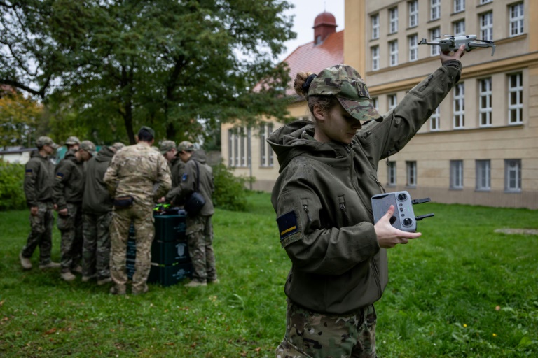 Une élève d'une école militaire polonaise se forme à l'usage de drones à l'extérieur de l'établissement, à Legnica le 8 octobre 2025