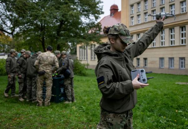 Une élève d'une école militaire polonaise se forme à l'usage de drones à l'extérieur de l'établissement, à Legnica le 8 octobre 2025