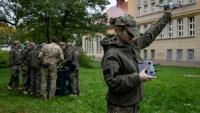 Une élève d'une école militaire polonaise se forme à l'usage de drones à l'extérieur de l'établissement, à Legnica le 8 octobre 2025