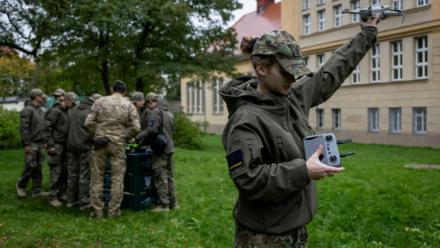 Une élève d'une école militaire polonaise se forme à l'usage de drones à l'extérieur de l'établissement, à Legnica le 8 octobre 2025