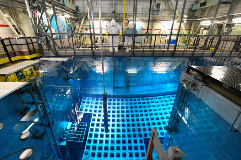 Des spécialistes d'EDF extraient des barres de combustible nucléaire de la piscine de stockage de la centrale nucléaire de Fessenheim, le 21 juin 2021, à Fessenheim, dans l'est de la France.