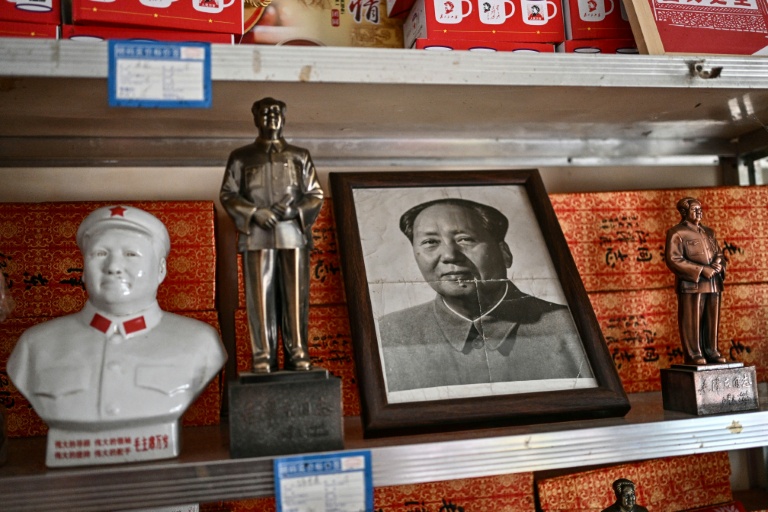 Des objets à l'effigie de Mao Zedong en vente dans une boutique de souvenirs à Dazhai, dans la province du Shanxi, le 19 août 2026 dans le nord de la Chine