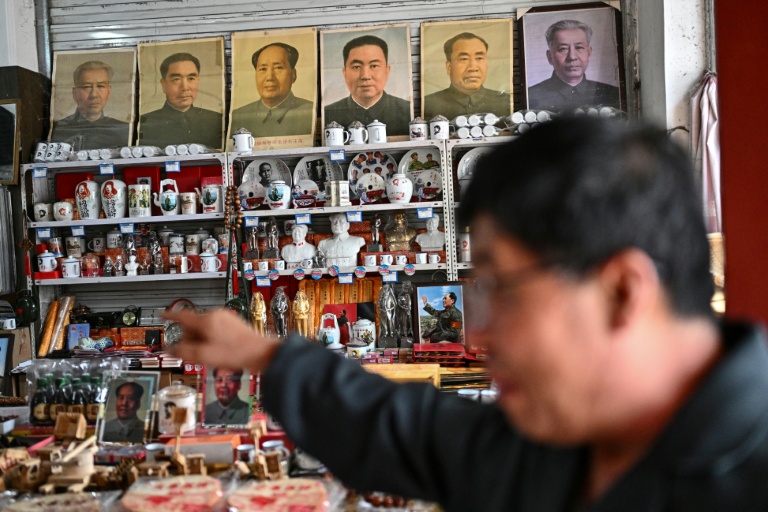 Un vendeur proposant des représentations de Mao Zedong et d'autres leaders chinois dans une boutique de Sazhai, dans la province du Shanxi, le 19 août 2026 dans le nord de la Chine