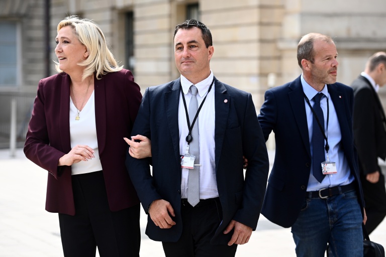 Marine Le Pen à l'Assemblée nationale en compagnie de José Beaurain, le 22 juin 2022