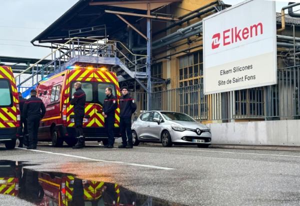 Des pompiers en intervention à l'usine chimique Elkem Silicones à Saint-Fons, près de Lyon, le 22 décembre 2025
