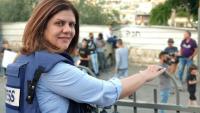 photo fournie par l'un de ses anciens collègues de la chaîne Al-Jazeera montrant la journaliste Shireen Abu Akleh, lors d'un reportage à Jérusalem, le 12 juin 2021