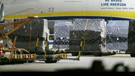 Des palettes de fret à proximité d'un Antonov ukrainien, à l'aéroport allemand de Leipzig-Halle, le 5 août 2026 (extrait d'une vidéo de News5)