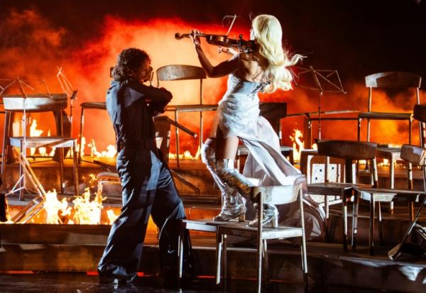 Le duo finlandais  Linda Lampenius et Pete Parkkonen, sur la scène de l'Eurovision, lors de la première demi-finale le 12 mai 2026 dans la  Stadthalle de Vienne