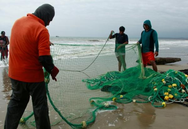 Des pêcheurs à San Pedro, une communauté en Equateur affectée par la hausse des températures du Pacifique, le 18 septembre 2026