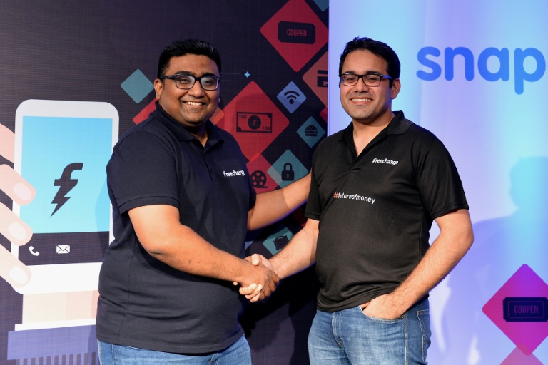 Le PDG et cofondateur indien de FreeCharge, Kunal Shah (G), et le PDG et cofondateur de Snapdeal, Kunal Bahl (D), à Bangalore, le 15 septembre 2015