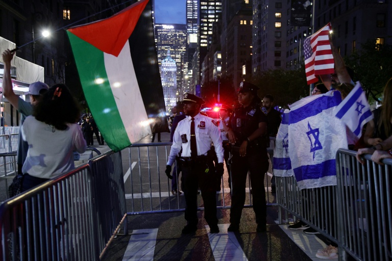 Des manifestants pro-palestiniens (G) face à des manifestants pro-israéliens (D) à New York, aux Etats-Unis, le 25 septembre 2025