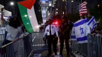 Des manifestants pro-palestiniens (G) face à des manifestants pro-israéliens (D) à New York, aux Etats-Unis, le 25 septembre 2025