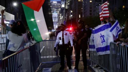 Des manifestants pro-palestiniens (G) face à des manifestants pro-israéliens (D) à New York, aux Etats-Unis, le 25 septembre 2025