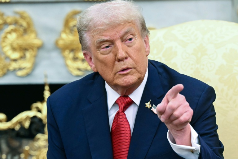 Le président américain Donald Trump s'exprime lors d'une réunion dans le bureau ovale de la Maison Blanche à Washington, le 25 septembre 2025