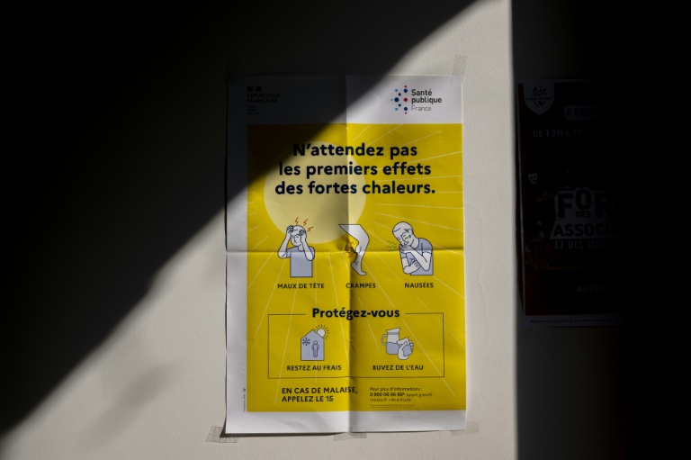 Une affiche invitant à pendre des précautions face aux fortes chaleurs, à la mairie de Noisy-le-Sec (Seine-saint-Denis), le 14 août 2025
