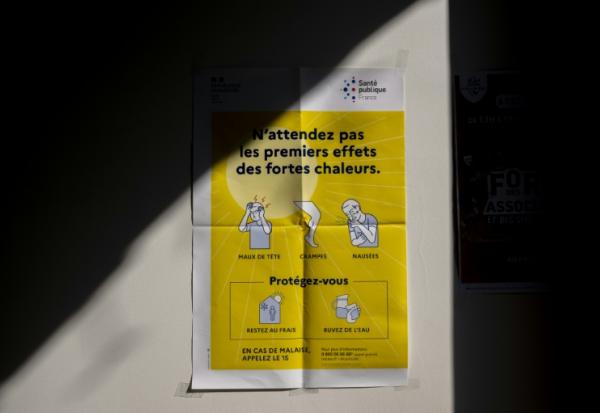 Une affiche invitant à pendre des précautions face aux fortes chaleurs, à la mairie de Noisy-le-Sec (Seine-saint-Denis), le 14 août 2025