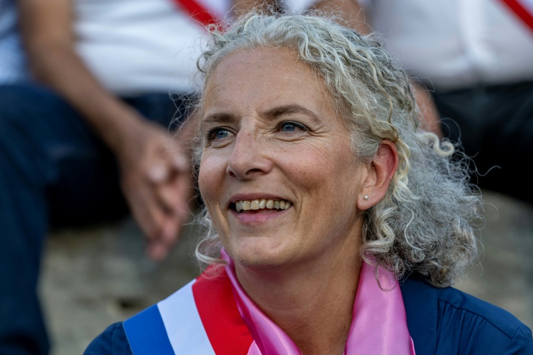 La députée écologiste Delphine Batho lors d'un rassemblement d'élus et d'agriculteurs contre un projet de ligne à très haute tension, dans le théâtre antique d'Arles, le 19 septembre 2026

