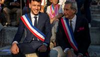 Le maire de Beaucaire Nelson Chaudon (G) et le maire d'Arles Patrick de Carolis lors d'un rassemblement au théâtre antique d'Arles le 19 septembre 2026, réunissant militants écologistes et élus contre un projet de ligne à très haute tension
