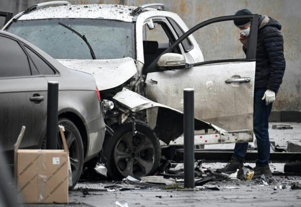 Des enquêteurs sur le site de l'explosion d'une voiture, le 22 décembre 2025 à Moscou