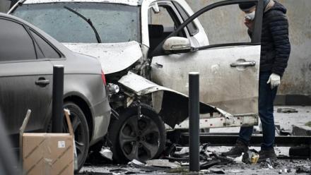 Des enquêteurs sur le site de l'explosion d'une voiture, le 22 décembre 2025 à Moscou