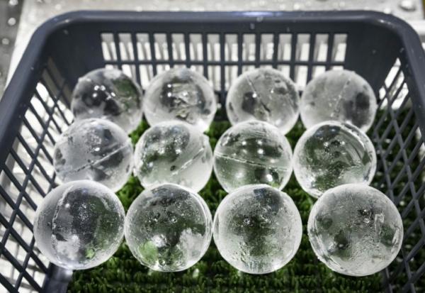 Des glaçons en forme de sphères produits à l'usine Kuramoto Ice, le 15 juin 2026 à Kanazawa, au Japon