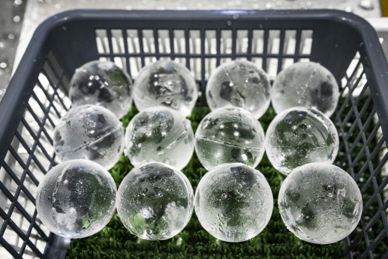 Des glaçons en forme de sphères produits par Kuramoto Ice, le 15 juin 2026 à Kanazawa, au Japon