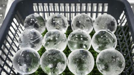 Des glaçons en forme de sphères produits par Kuramoto Ice, le 15 juin 2026 à Kanazawa, au Japon