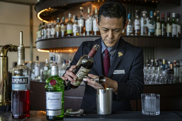 Le barman Shingo Miyachi fabrique un cocktail au bar de l'hôtel Hilton de Narita, au Japon, le 19 juin 2026