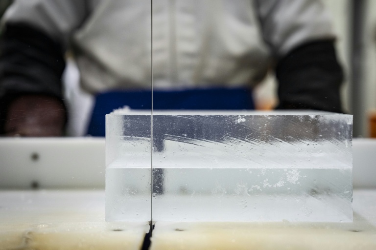 Un travailleur découpe de la glace au sein de l'usine Kuramoto Ice à Kanazawa, au Japon, le 15 juin 2026