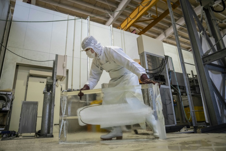 Un travailleur déplace de la glace au sein de l'usine Kuramoto Ice à Kanazawa, au Japon, le 15 juin 2026