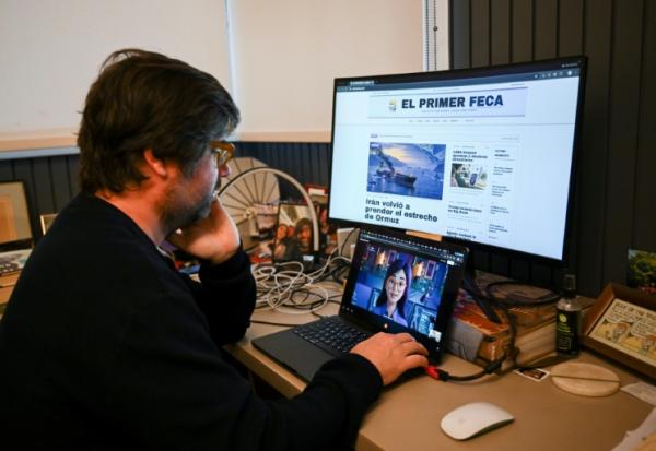 Santiago Siri, créateur d'"El Primer Feca", un média argentin réalisé avec l'intelligence artificielle, lors d'un entretien avec l'AFP à Buenos Aires, le 18 septembre 2026