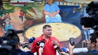 Le journaliste salvadorien Mario Guevara parle à la presse après avoir été expulsé des États-Unis, à Olocuilta, au Salvador, le 3 octobre 2025