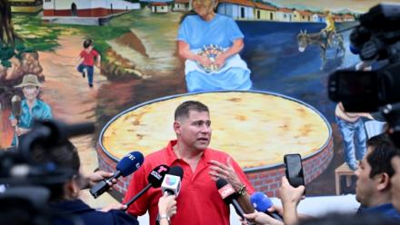 Le journaliste salvadorien Mario Guevara parle à la presse après avoir été expulsé des États-Unis, à Olocuilta, au Salvador, le 3 octobre 2025