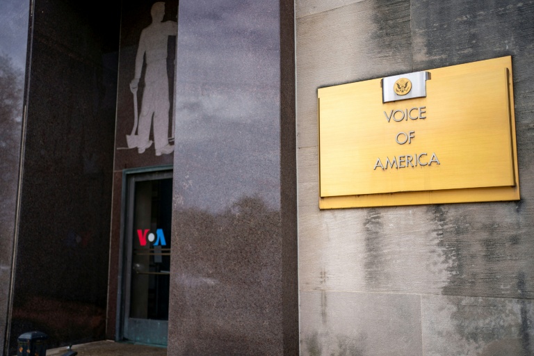 La plaque de la radio publique Voice of America à l'entrée d'un bâtiment à Washington, le 16 mars 2025 