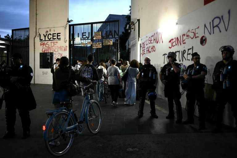Des policiers près des portes du lycée Camille-Jullian de Bordeaux pour sécuriser l'arrivée des élèves, le 5 octobre 2026