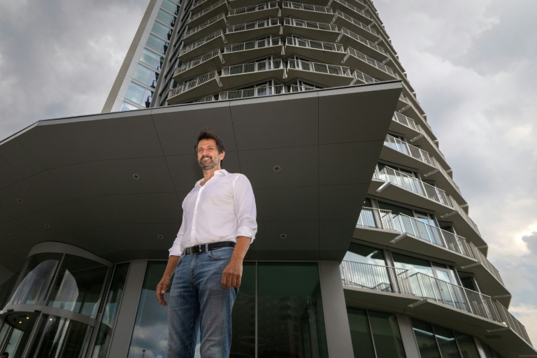 Le ministre de la Défense slovaque Robert Kalinak devant la tour qui abrite son ministère, le 16 juillet 2026 à Brastislava