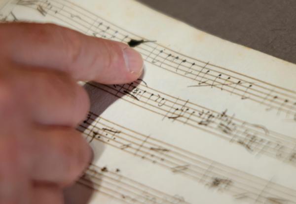 Un cahier de composition de Wolfgang Amadeus Mozart, manuscrit autographe comprenant sept pièces pour harpe et flûte, à la Bibliothèque nationale de France (BnF), à Paris  le 15 juin 2026